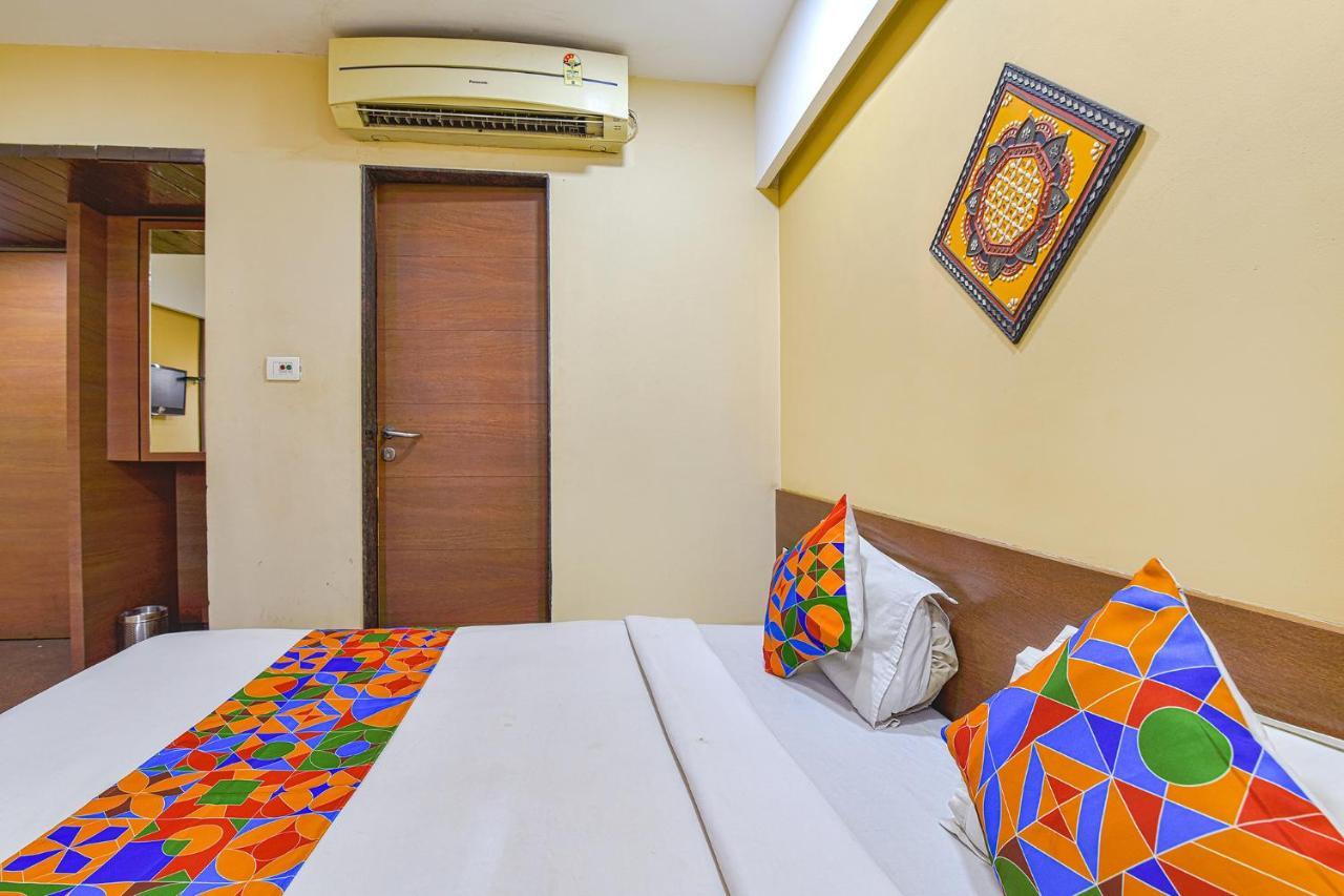 Fabhotel Rb Residency Szúrat Kültér fotó